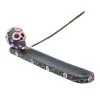 Sugar Skull Mit Blumen Räucherstäbchen Halter 2 Sugar Skull Mit Blumen Räucherstäbchen Halter -Grusel Dekor Geschaft sugar skull mit flowers raeucherstaebchen halter sugar skull with flowers incense burner 50735 01